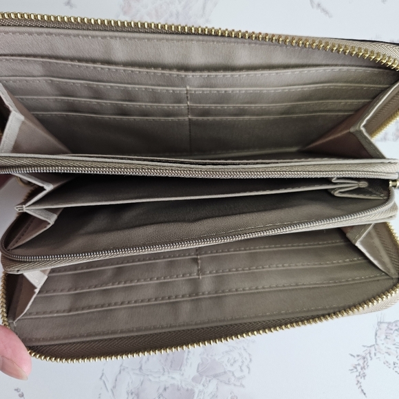 Liz Claiborne Metallic Wallet - Picture 3 of 6